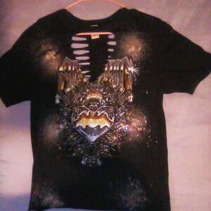 Affliction size small but fit's like a medium